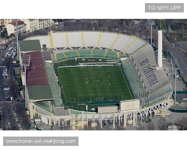 弗兰基球场草皮状况良好,有利于佛罗伦萨地面传控 弗兰基球场草皮状况良好,有利于佛罗伦萨地面传控